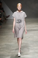 イッセイミヤケが描き出す、服の中に潜む美しいゴーストの世界、2011年春夏コレクション　パリ・ファッション・ウィーク｜写真1