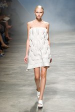 イッセイミヤケが描き出す、服の中に潜む美しいゴーストの世界、2011年春夏コレクション　パリ・ファッション・ウィーク｜写真3