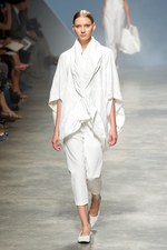 イッセイミヤケが描き出す、服の中に潜む美しいゴーストの世界、2011年春夏コレクション　パリ・ファッション・ウィーク｜写真5