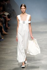 イッセイミヤケが描き出す、服の中に潜む美しいゴーストの世界、2011年春夏コレクション　パリ・ファッション・ウィーク｜写真7