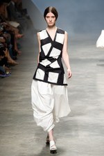 イッセイミヤケが描き出す、服の中に潜む美しいゴーストの世界、2011年春夏コレクション　パリ・ファッション・ウィーク｜写真8