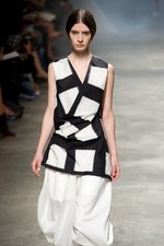 イッセイミヤケが描き出す、服の中に潜む美しいゴーストの世界、2011年春夏コレクション　パリ・ファッション・ウィーク｜写真9