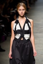 イッセイミヤケが描き出す、服の中に潜む美しいゴーストの世界、2011年春夏コレクション　パリ・ファッション・ウィーク｜写真11