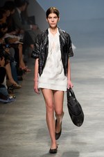 イッセイミヤケが描き出す、服の中に潜む美しいゴーストの世界、2011年春夏コレクション　パリ・ファッション・ウィーク｜写真13