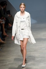 イッセイミヤケが描き出す、服の中に潜む美しいゴーストの世界、2011年春夏コレクション　パリ・ファッション・ウィーク｜写真14