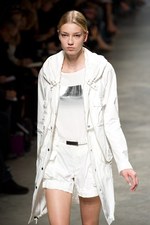 イッセイミヤケが描き出す、服の中に潜む美しいゴーストの世界、2011年春夏コレクション　パリ・ファッション・ウィーク｜写真15