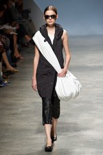 イッセイミヤケが描き出す、服の中に潜む美しいゴーストの世界、2011年春夏コレクション　パリ・ファッション・ウィーク｜写真16