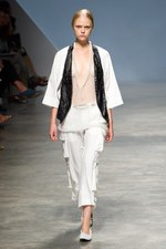 イッセイミヤケが描き出す、服の中に潜む美しいゴーストの世界、2011年春夏コレクション　パリ・ファッション・ウィーク｜写真18