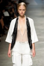 イッセイミヤケが描き出す、服の中に潜む美しいゴーストの世界、2011年春夏コレクション　パリ・ファッション・ウィーク｜写真19