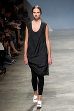 イッセイミヤケが描き出す、服の中に潜む美しいゴーストの世界、2011年春夏コレクション　パリ・ファッション・ウィーク｜写真20