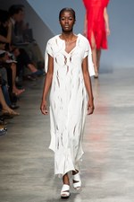 イッセイミヤケが描き出す、服の中に潜む美しいゴーストの世界、2011年春夏コレクション　パリ・ファッション・ウィーク｜写真21