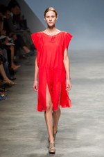 イッセイミヤケが描き出す、服の中に潜む美しいゴーストの世界、2011年春夏コレクション　パリ・ファッション・ウィーク｜写真22