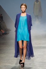 イッセイミヤケが描き出す、服の中に潜む美しいゴーストの世界、2011年春夏コレクション　パリ・ファッション・ウィーク｜写真23