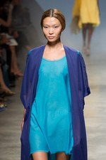 イッセイミヤケが描き出す、服の中に潜む美しいゴーストの世界、2011年春夏コレクション　パリ・ファッション・ウィーク｜写真24