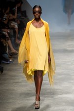 イッセイミヤケが描き出す、服の中に潜む美しいゴーストの世界、2011年春夏コレクション　パリ・ファッション・ウィーク｜写真25