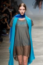 イッセイミヤケが描き出す、服の中に潜む美しいゴーストの世界、2011年春夏コレクション　パリ・ファッション・ウィーク｜写真27