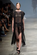 イッセイミヤケが描き出す、服の中に潜む美しいゴーストの世界、2011年春夏コレクション　パリ・ファッション・ウィーク｜写真28