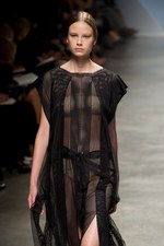 イッセイミヤケが描き出す、服の中に潜む美しいゴーストの世界、2011年春夏コレクション　パリ・ファッション・ウィーク｜写真29