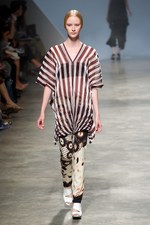 イッセイミヤケが描き出す、服の中に潜む美しいゴーストの世界、2011年春夏コレクション　パリ・ファッション・ウィーク｜写真30