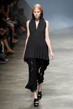イッセイミヤケが描き出す、服の中に潜む美しいゴーストの世界、2011年春夏コレクション　パリ・ファッション・ウィーク｜写真32