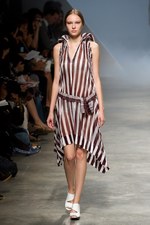 イッセイミヤケが描き出す、服の中に潜む美しいゴーストの世界、2011年春夏コレクション　パリ・ファッション・ウィーク｜写真33