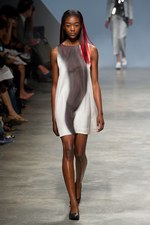 イッセイミヤケが描き出す、服の中に潜む美しいゴーストの世界、2011年春夏コレクション　パリ・ファッション・ウィーク｜写真34