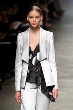 イッセイミヤケが描き出す、服の中に潜む美しいゴーストの世界、2011年春夏コレクション　パリ・ファッション・ウィーク｜写真36