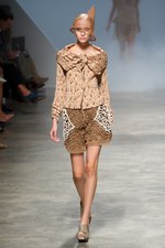 イッセイミヤケが描き出す、服の中に潜む美しいゴーストの世界、2011年春夏コレクション　パリ・ファッション・ウィーク｜写真37