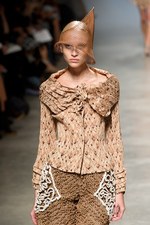 イッセイミヤケが描き出す、服の中に潜む美しいゴーストの世界、2011年春夏コレクション　パリ・ファッション・ウィーク｜写真38