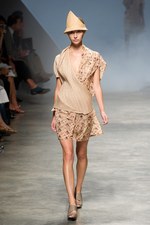 イッセイミヤケが描き出す、服の中に潜む美しいゴーストの世界、2011年春夏コレクション　パリ・ファッション・ウィーク｜写真39