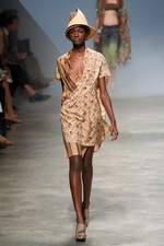 イッセイミヤケが描き出す、服の中に潜む美しいゴーストの世界、2011年春夏コレクション　パリ・ファッション・ウィーク｜写真41