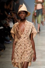 イッセイミヤケが描き出す、服の中に潜む美しいゴーストの世界、2011年春夏コレクション　パリ・ファッション・ウィーク｜写真42