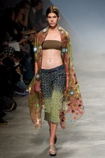 イッセイミヤケが描き出す、服の中に潜む美しいゴーストの世界、2011年春夏コレクション　パリ・ファッション・ウィーク｜写真43