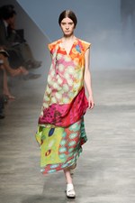 イッセイミヤケが描き出す、服の中に潜む美しいゴーストの世界、2011年春夏コレクション　パリ・ファッション・ウィーク｜写真46