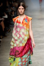 イッセイミヤケが描き出す、服の中に潜む美しいゴーストの世界、2011年春夏コレクション　パリ・ファッション・ウィーク｜写真47