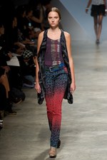 イッセイミヤケが描き出す、服の中に潜む美しいゴーストの世界、2011年春夏コレクション　パリ・ファッション・ウィーク｜写真48