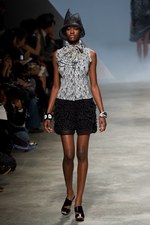 イッセイミヤケが描き出す、服の中に潜む美しいゴーストの世界、2011年春夏コレクション　パリ・ファッション・ウィーク｜写真49