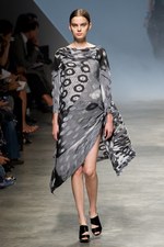 イッセイミヤケが描き出す、服の中に潜む美しいゴーストの世界、2011年春夏コレクション　パリ・ファッション・ウィーク｜写真50