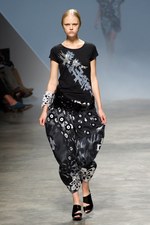 イッセイミヤケが描き出す、服の中に潜む美しいゴーストの世界、2011年春夏コレクション　パリ・ファッション・ウィーク｜写真52