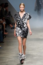 イッセイミヤケが描き出す、服の中に潜む美しいゴーストの世界、2011年春夏コレクション　パリ・ファッション・ウィーク｜写真53