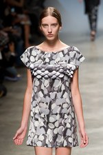 イッセイミヤケが描き出す、服の中に潜む美しいゴーストの世界、2011年春夏コレクション　パリ・ファッション・ウィーク｜写真57