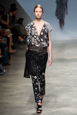 イッセイミヤケが描き出す、服の中に潜む美しいゴーストの世界、2011年春夏コレクション　パリ・ファッション・ウィーク｜写真58