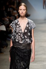 イッセイミヤケが描き出す、服の中に潜む美しいゴーストの世界、2011年春夏コレクション　パリ・ファッション・ウィーク｜写真59