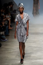 イッセイミヤケが描き出す、服の中に潜む美しいゴーストの世界、2011年春夏コレクション　パリ・ファッション・ウィーク｜写真60