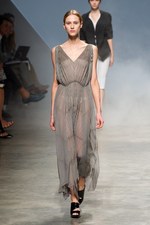 イッセイミヤケが描き出す、服の中に潜む美しいゴーストの世界、2011年春夏コレクション　パリ・ファッション・ウィーク｜写真61