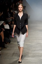 イッセイミヤケが描き出す、服の中に潜む美しいゴーストの世界、2011年春夏コレクション　パリ・ファッション・ウィーク｜写真62