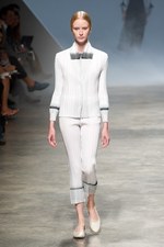 イッセイミヤケが描き出す、服の中に潜む美しいゴーストの世界、2011年春夏コレクション　パリ・ファッション・ウィーク｜写真63