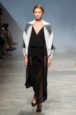 イッセイミヤケが描き出す、服の中に潜む美しいゴーストの世界、2011年春夏コレクション　パリ・ファッション・ウィーク｜写真64