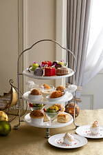 帝国ホテル 東京“クリスマスのご馳走”アフタヌーンティー、プレゼントモチーフのリンゴムース＆骨付きチキン｜写真2