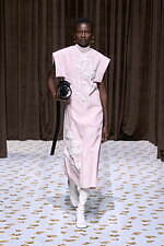 ジル サンダー 2025年春夏コレクション - 都市風景の中の親和性｜写真32